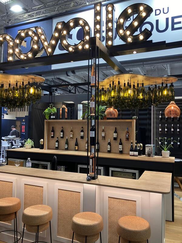 Stand sur mesure chic et bohème pour Vinovalie à Wine Paris par Docks du Bureau Albi 1