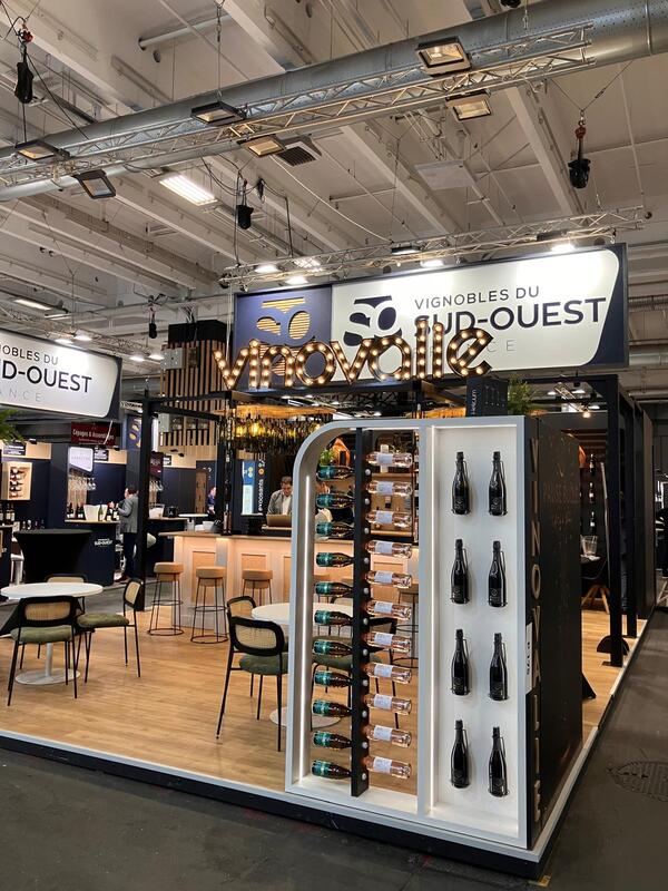 Stand sur mesure chic et bohème pour Vinovalie à Wine Paris par Docks du Bureau Albi 2