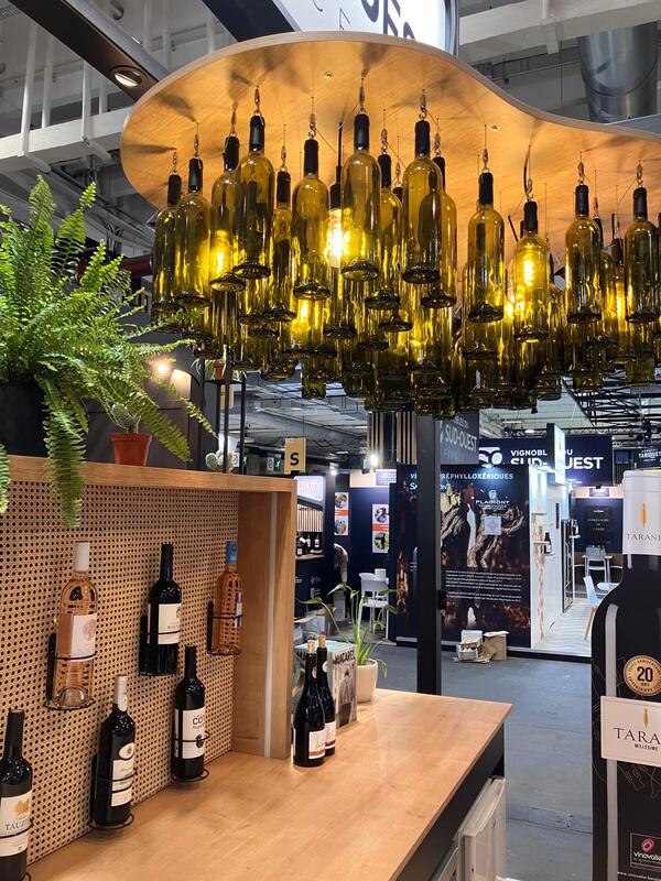 Stand sur mesure chic et bohème pour Vinovalie à Wine Paris par Docks du Bureau Albi 3