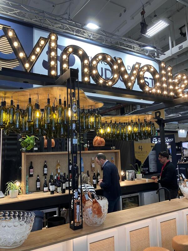 Stand sur mesure chic et bohème pour Vinovalie à Wine Paris par Docks du Bureau Albi 4