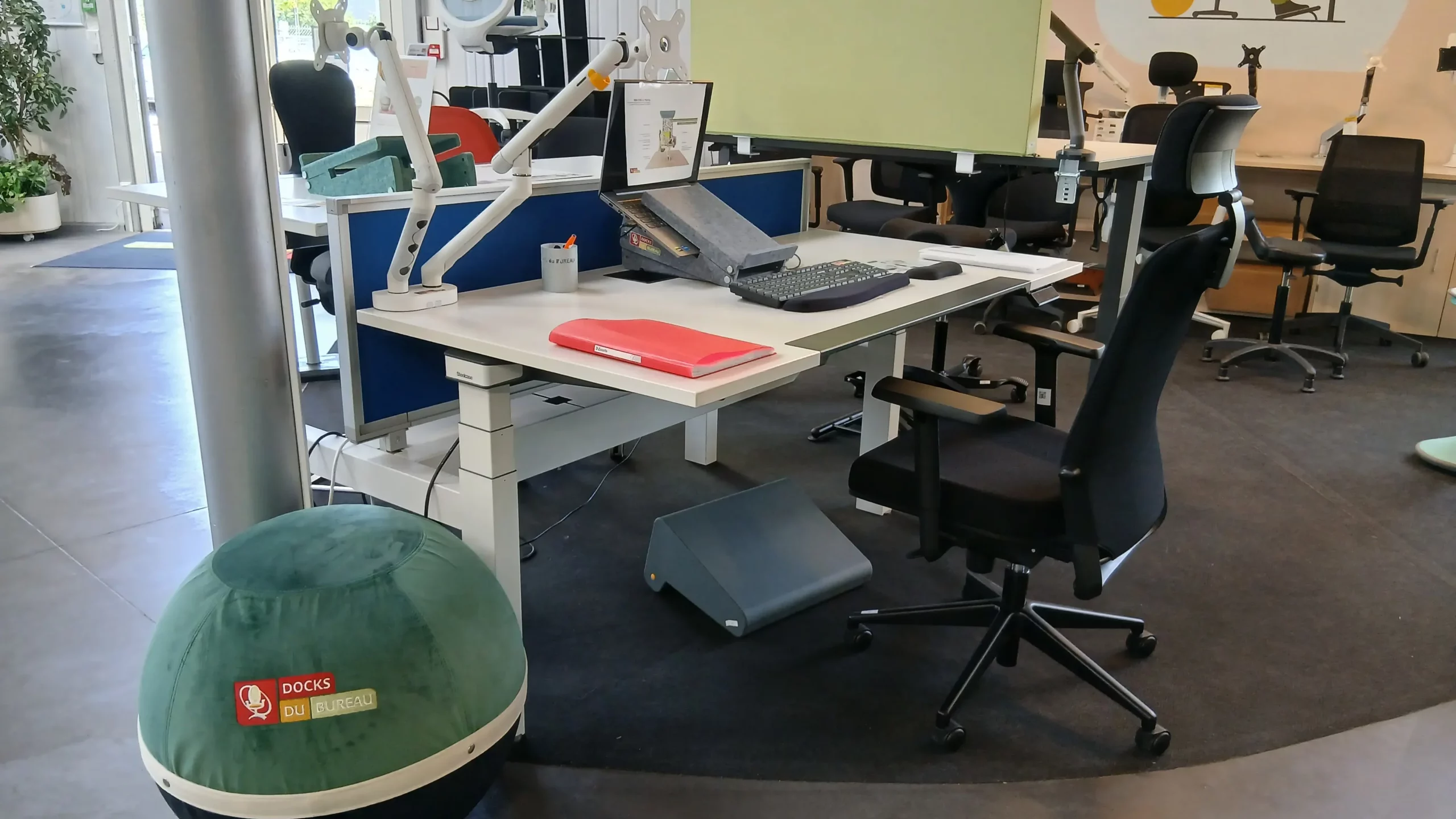 Ergonomie du poste de travail avec bureau assis-debout pour la semaine de la QVCT par Docks du Bureau Agencement.